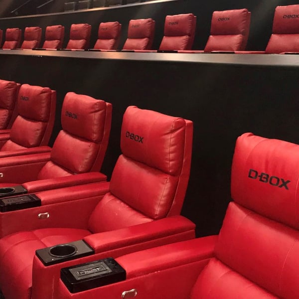 Bancs de cinéma D-BOX dans une salle de Cinemark