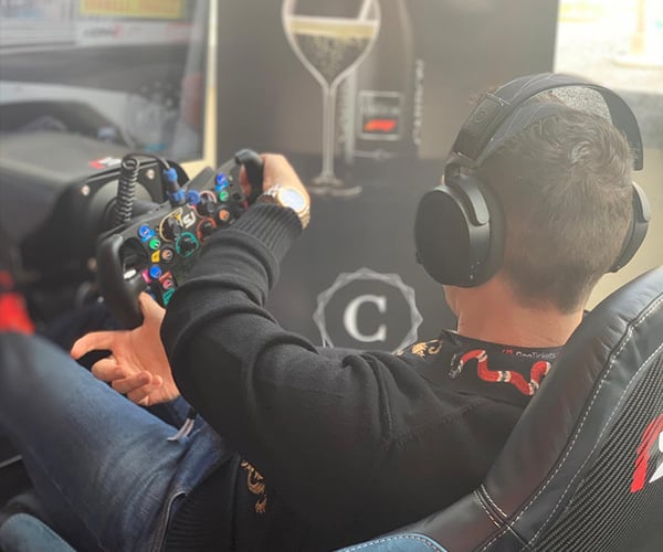 Un homme sur un simulateur de course