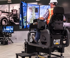 Un homme sur un simulateur de construction