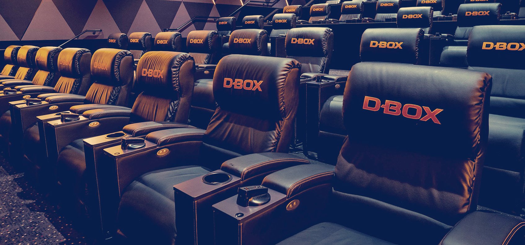 Sièges de cinéma qui bougent D-BOX dans un auditorium