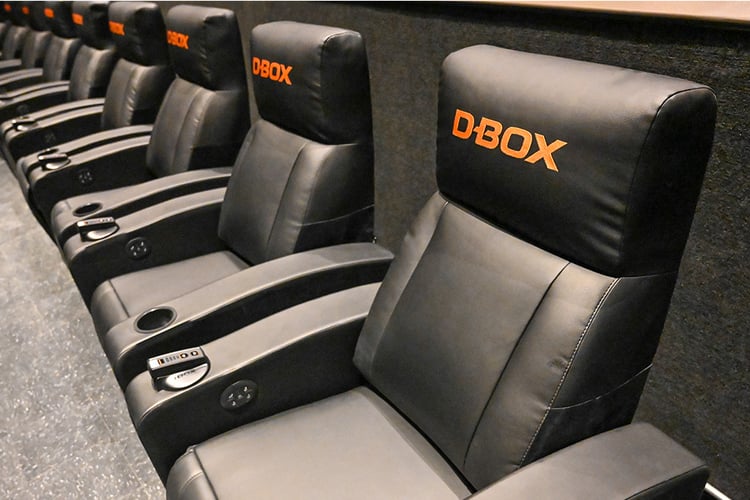 Auditorium de cinéma avec des sièges D-BOX