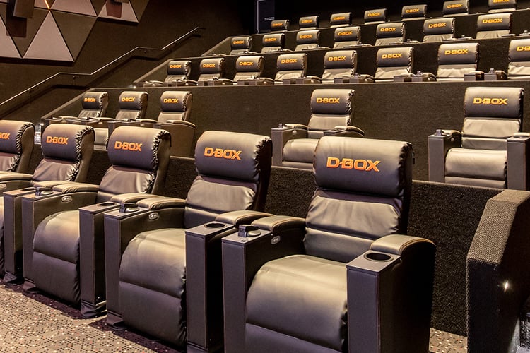 Auditorium de cinéma remplie de siège D-BOX