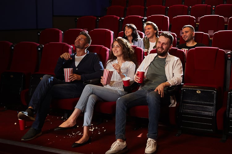 Groupe regardant un film au cinéma