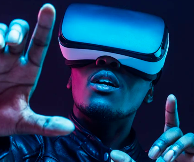 La technologie haptique à l'aide d'un casque de réalité virtuelle